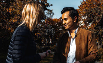 Ein Paar führt eine Deeptalk im Freien