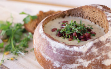 Kartoffel-Shiitake-Suppe im Brotlaib