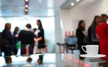 Teilnehmende vor einem Meeting