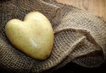 Eine Kartoffel in Herzform als Gesundheitshelfer