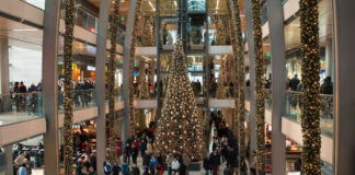 Viele Menschen im Einkaufscenter in der Weihnachtszeit