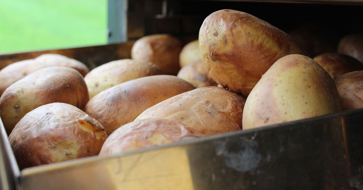 Die Kartoffelknolle wird im Ofen zu Baked Potato voerbereitet