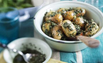 Versetzen Genießer geschmacklich an das spanische Mittelmeer: Pellkartoffeln mit Salsa Verde.