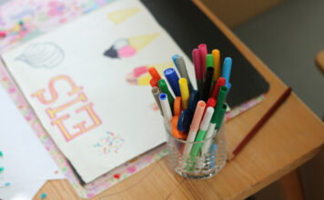 Tisch mit Bastelsachen im Kinderzimmer für gemeinsames basteln