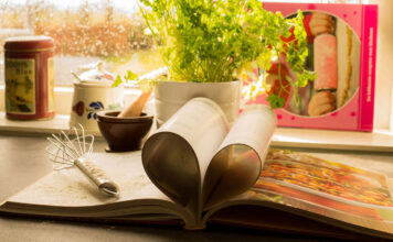 Mit dem Kochplan beim Vorkochen clever Zeit und Geld sparen Ein Kochplan auf dem Tisch, das clever zum Vorkochen verwendet werden kann