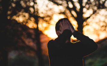 Ein Mann im Freien leidet an chronischem Stress