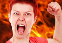 Rot sehen vor Wut: Ein Frau ist wütend