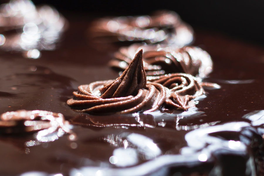Schokolade mit Schlagsahne kan Gier auslösen. Den Stoffwechsel anregen wird schwierig