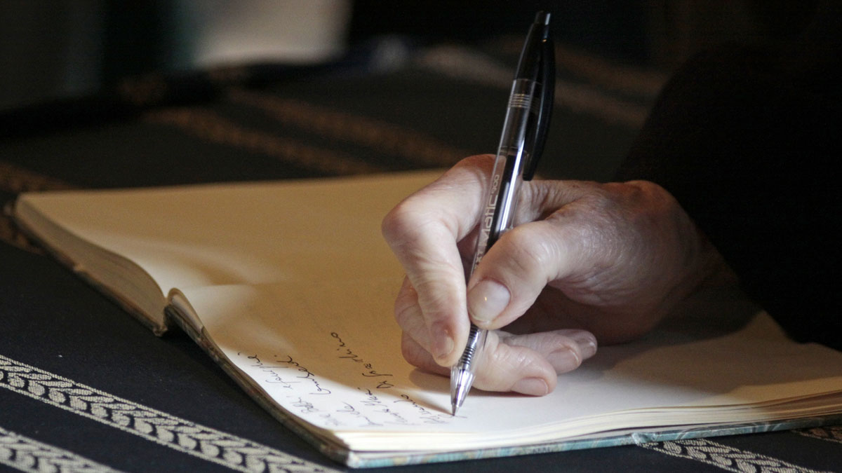 Ein Mann schreibt sein Vermächtniszettel für die Nachlassregelung