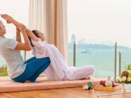 Eine Therapeutin wendet die Thai-Massage an