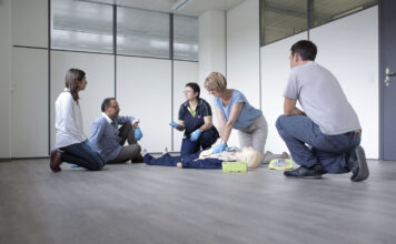 Erste Hilfe Massnahmen werden in einem Kurs trainiert