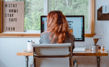 Eine Frau arbeitet im Home-Office