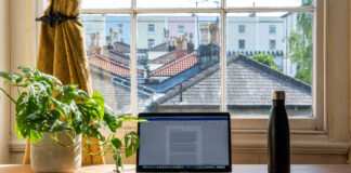 Home Office Arbeitsplatz mit Blick aus dem Fenster