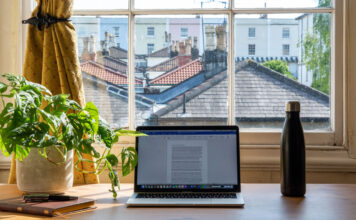 Home Office Arbeitsplatz mit Blick aus dem Fenster