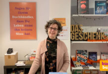 Eva-Maria Graß steht in der Buchhandlung in Hilchenbach