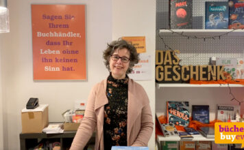 Eva-Maria Graß steht in der Buchhandlung in Hilchenbach