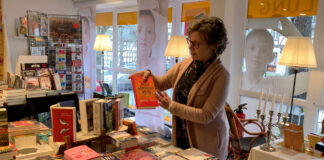 Eva Maria Graß stellt in der Buchhandlung ein Buch vor und lässt die Kunden entspannt Atmen