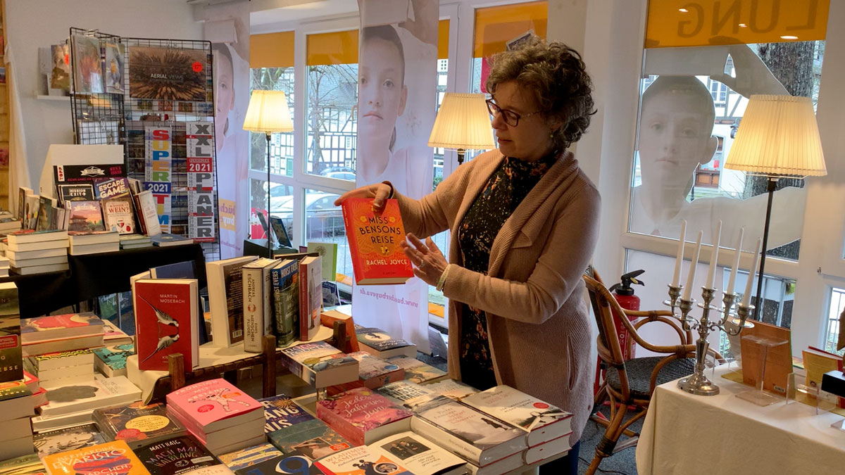 Eva Maria Graß stellt in der Buchhandlung ein Buch vor und lässt die Kunden entspannt Atmen