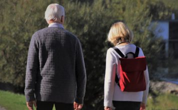 Rentner-Paar beim Spaziergang