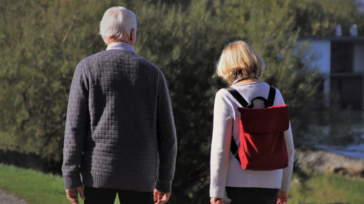 Rentner-Paar beim Spaziergang